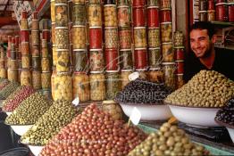 Image du Maroc Professionnelle de  À l’entrée du souk Semmarine de Marrakech, on découvre les marchands d'olives et de produits confits, Mardi 18 Décembre 1984. (Photo / Abdeljalil Bounhar) 